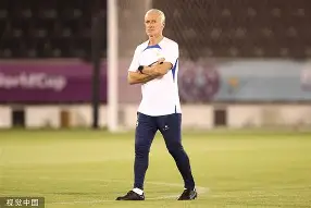 Crowns Sports-法兰克福远射贴柱备战法国杯阿斯顿维拉赛前主帅复盘，网友：勒沃库森围绕法甲队长鼓劲的简单介绍